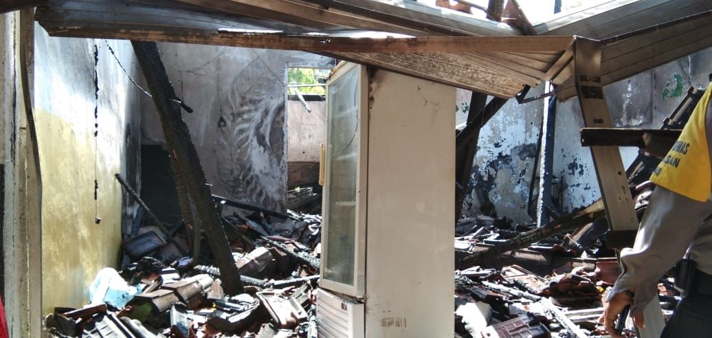 podiumnews.com-Diduga Lalai Bakar Kertas Pengusir Nyamuk, Sebuah Warung di Ungasan Terbakar